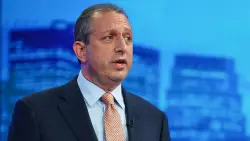 NYC comptroller tries to force way into ICE offices as security locks down federal facility